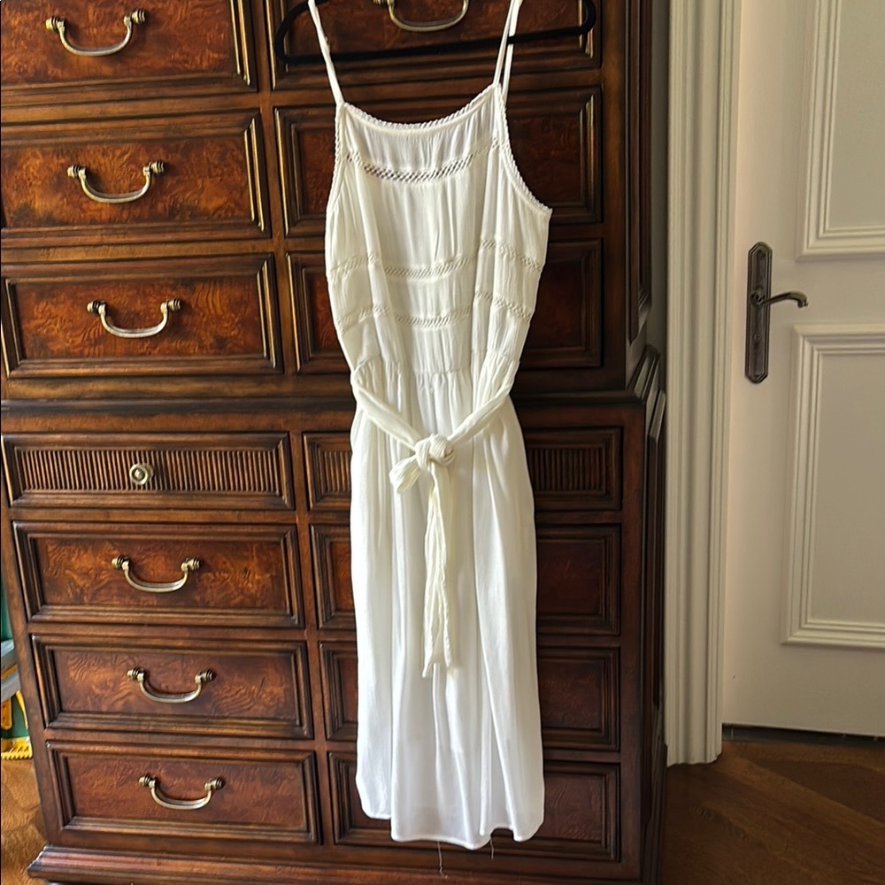 Elegant White Sleeveless Dress